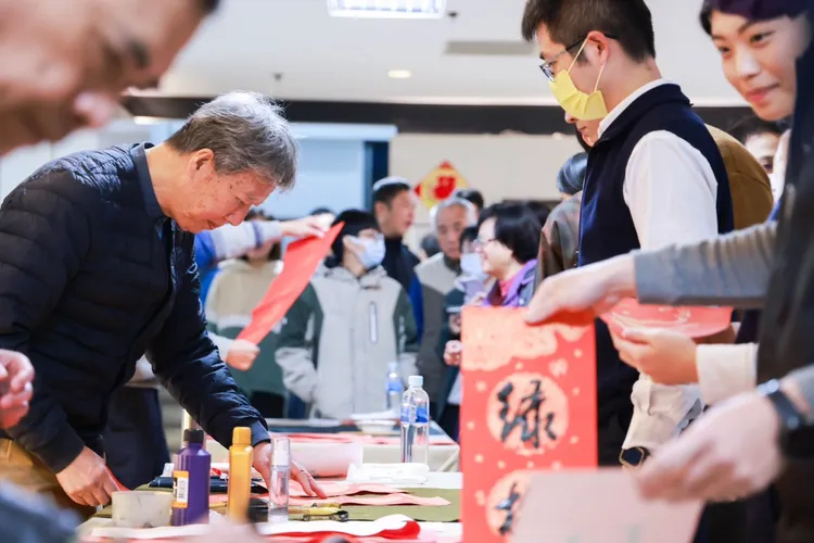 名家揮毫彩繪春聯，民眾搶排隊索取。警方提供