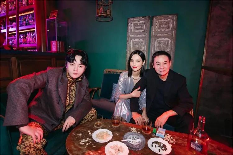 許富凱（左起）邀來吳子霏和蔡振南主演新歌MV。何樂音樂提供