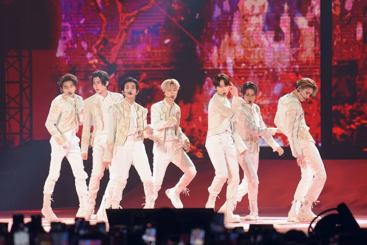 ENHYPEN勁歌熱舞，禎元（左）透露叔叔住在台灣。攝影中心攝