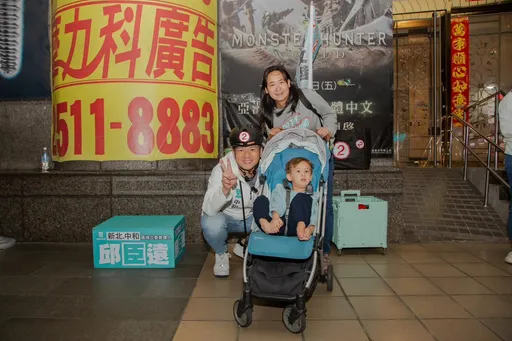 風吹嬰兒推車!邱臣遠飛撲救嬰影片曝 他摔得四腳朝天