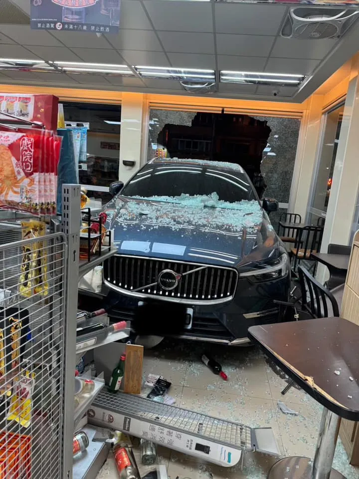 店內視角的肇事休旅車正面幾乎無損傷，網友歪樓讚嘆車安全性。翻攝自臉書「路上觀察學院」