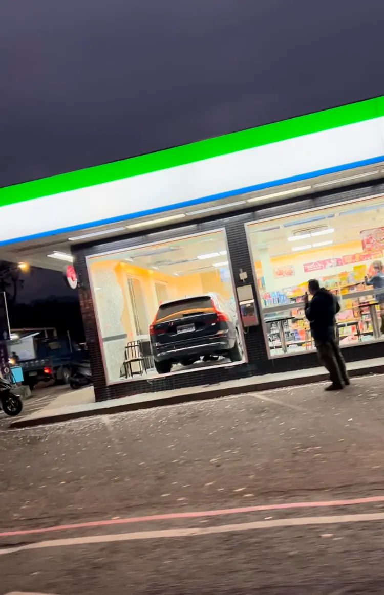 休旅車撞進便利商店，落地窗玻璃碎屑散落滿地。翻攝自臉書「路上觀察學院」