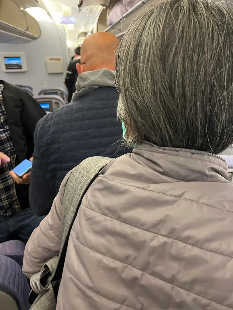 黃男拍下老外跟阿姨的後腦照。翻攝黃男臉書