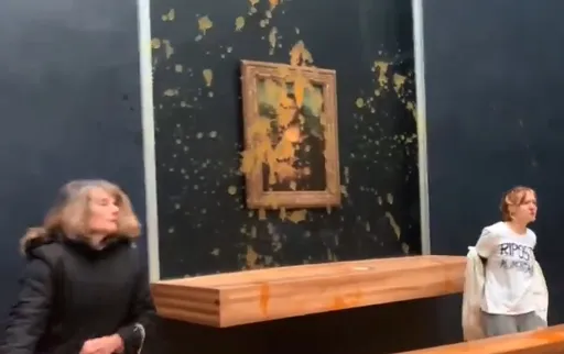 世界名畫《蒙娜麗莎》遇襲！2女狂潑不名液體　犯案過程曝光
