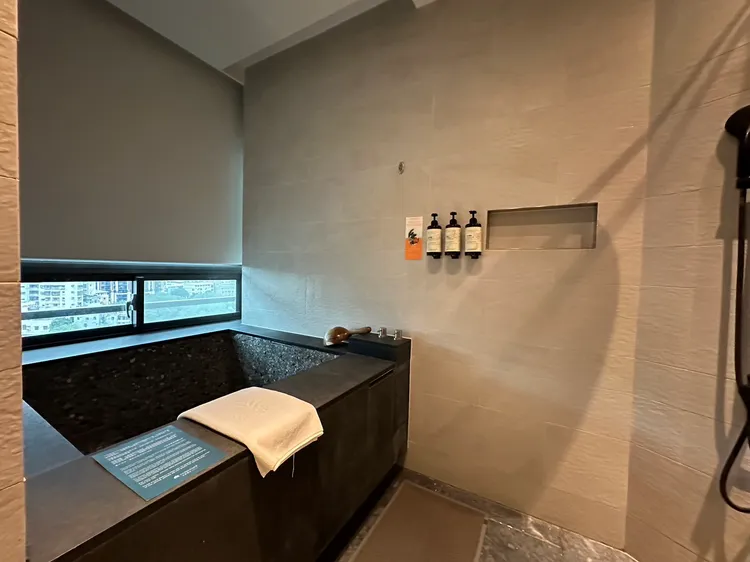 北投老爺每間房都有泡湯的浴池。陳怡文攝