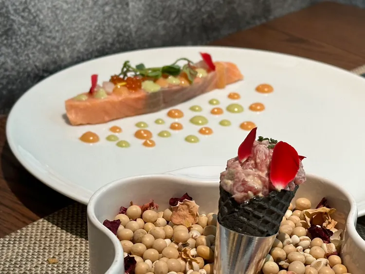 牛肉塔塔及低溫鮭魚。陳怡文攝