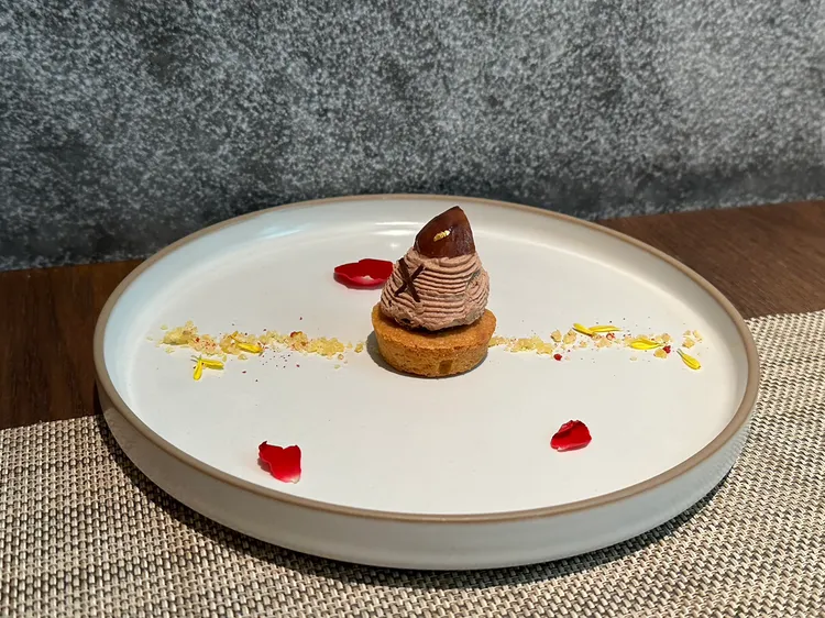 甜點以「布列塔尼塔佐栗子慕斯」作為套餐句點。陳怡文攝