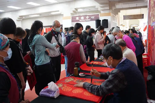 祥龍獻瑞!竹縣春聯揮毫放送 和樂「龍龍」迎新年