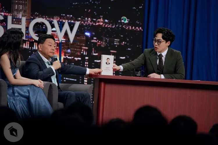 王志安上《賀瓏夜夜秀》惹議。取自賀瓏臉書