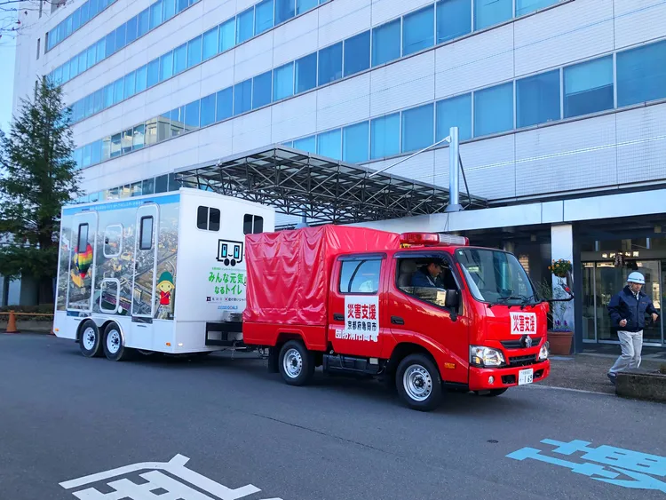 京都府龜岡市的流動免治馬桶車在地震後，滿載毛巾、女性生理用品、尿布等物資前往災區。翻攝X