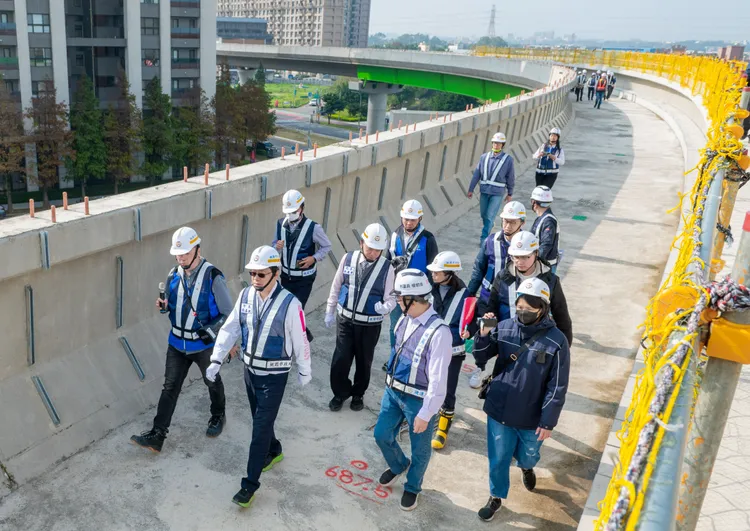 張善政視察捷運綠線八德區高架工程施工進度。桃園市府提供