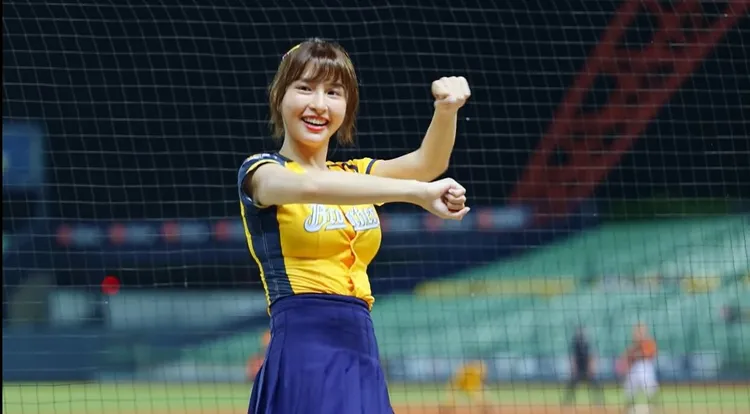 中信兄弟啦啦隊人氣女神峮峮。翻攝畫面