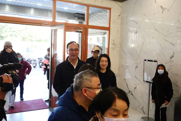 朱立倫今回老家桃園投票。國民黨提供