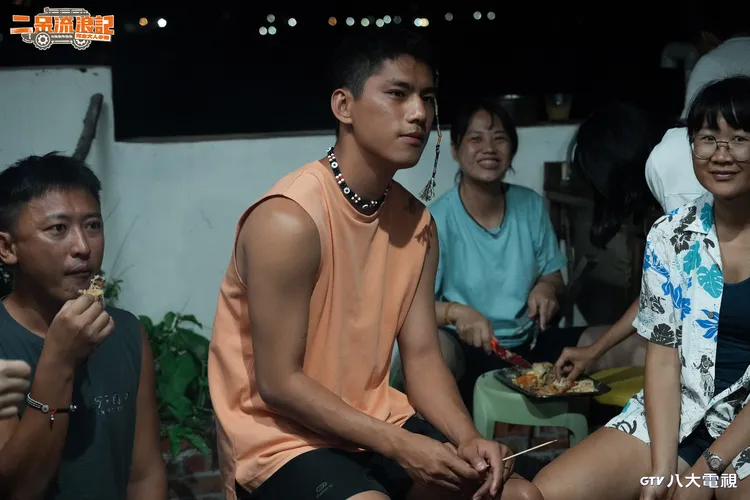 朱軒洋（中）透露在蘭嶼生活後，「我越來越可以把自己的心房打開」。八大提供