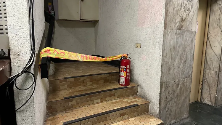 警方獲報破門，驚見一家5口陳屍屋內。翻攝畫面