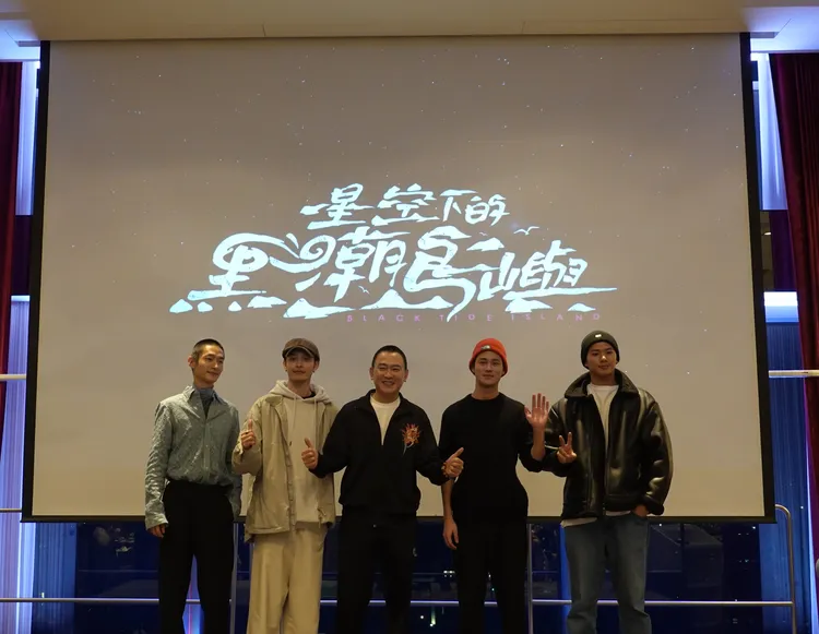 殺青的王識賢（中）笑開懷。客台提供