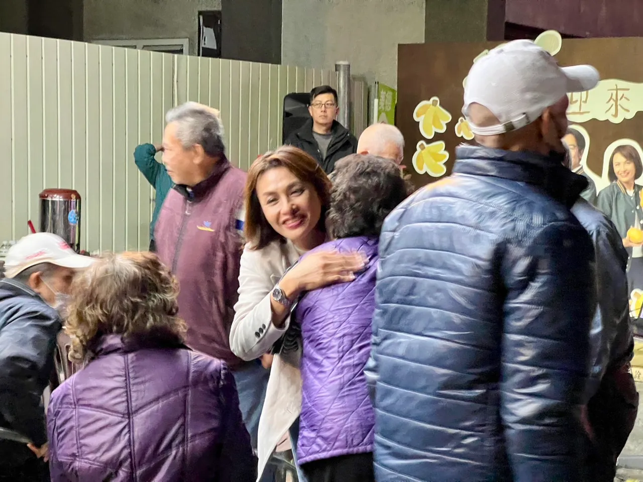 邱議瑩13 日晚間自行宣布當選成功連任。邱議瑩總部提供