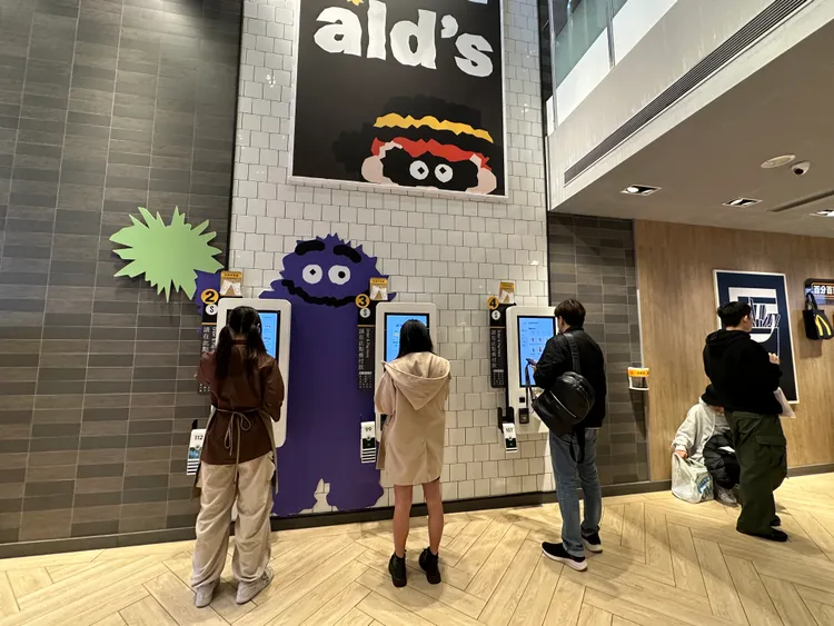 奶昔大哥陪伴點餐。陳怡文攝