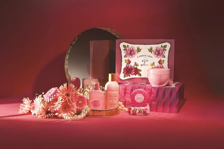 大理花開富貴禮盒，包含125ml枕頭香水、250ml沐浴膠、100g植物皂、300ml潤膚霜，3080元。品牌提供