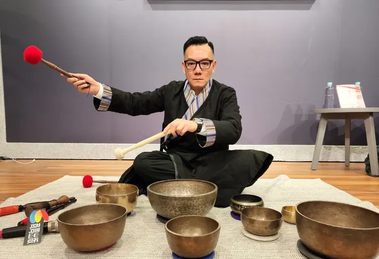 田定豐以頌缽「聲波療癒」。唱戲世界娛樂提供