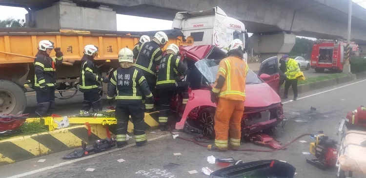 消防人員到場救出受困車內的3人。翻攝畫面