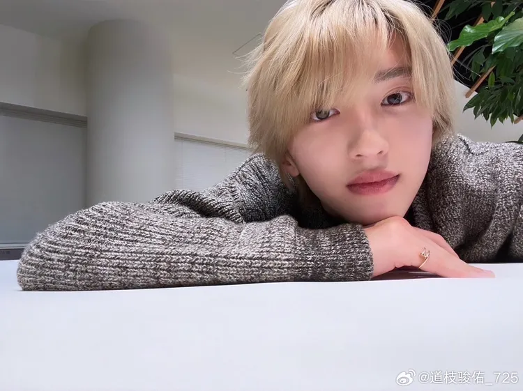 21歲的道枝駿佑美貌不輸女星。翻攝道枝駿佑微博