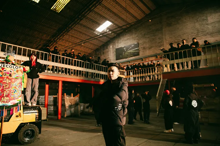 《晃落》以嗩吶等宮廟元素的器樂貫穿全曲。本色音樂提供