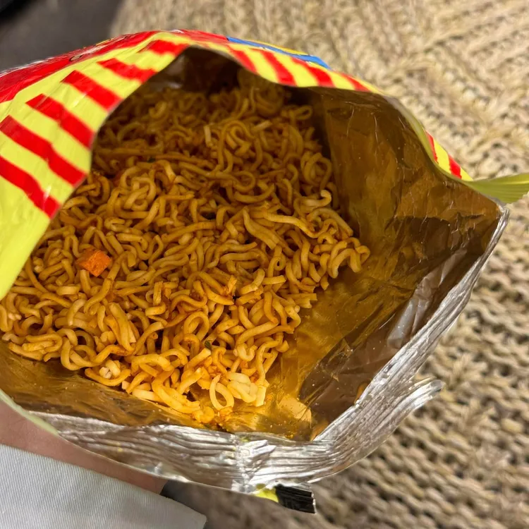 網友分享小時候阿公教她的泡麵隱藏版吃法。翻攝《全家便利商店 / 7-11 超商新品&好物分享區》社團