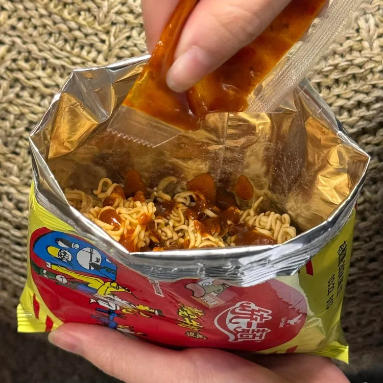 網友分享小時候阿公教她的泡麵隱藏版吃法。翻攝《全家便利商店 / 7-11 超商新品&好物分享區》社團