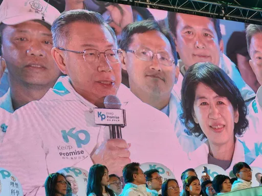 柯文哲造勢猛轟綠沒忘侯友宜！　酸指：那隻猴子爬到樹上「一樣是屁股紅的」