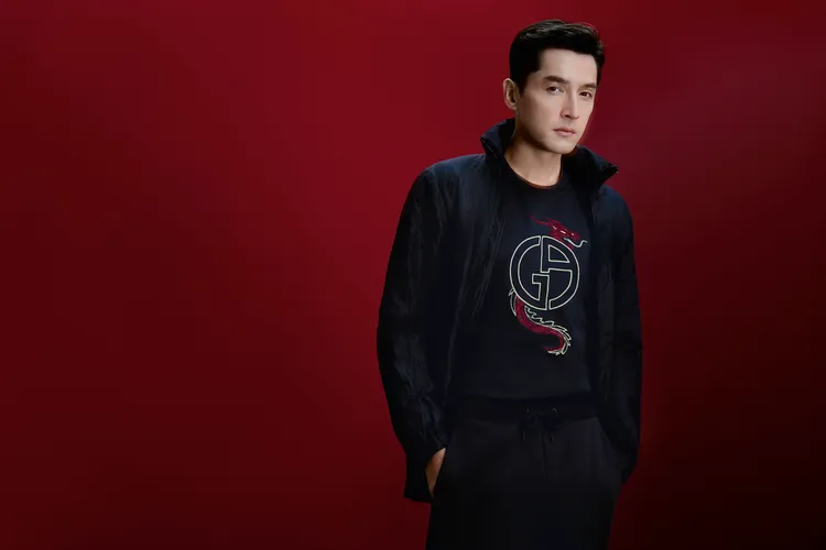 胡歌身穿GA龍年系列男裝，深藍連帽外套9萬3800元、深藍刺繡T恤3萬5800元、深藍繫帶休閒褲5萬3800元。品牌提供