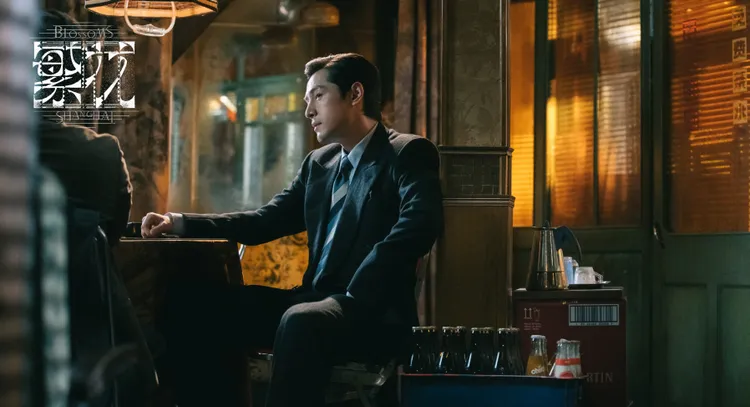 胡歌在《繁花》中身著GA駁領條紋西裝。品牌提供