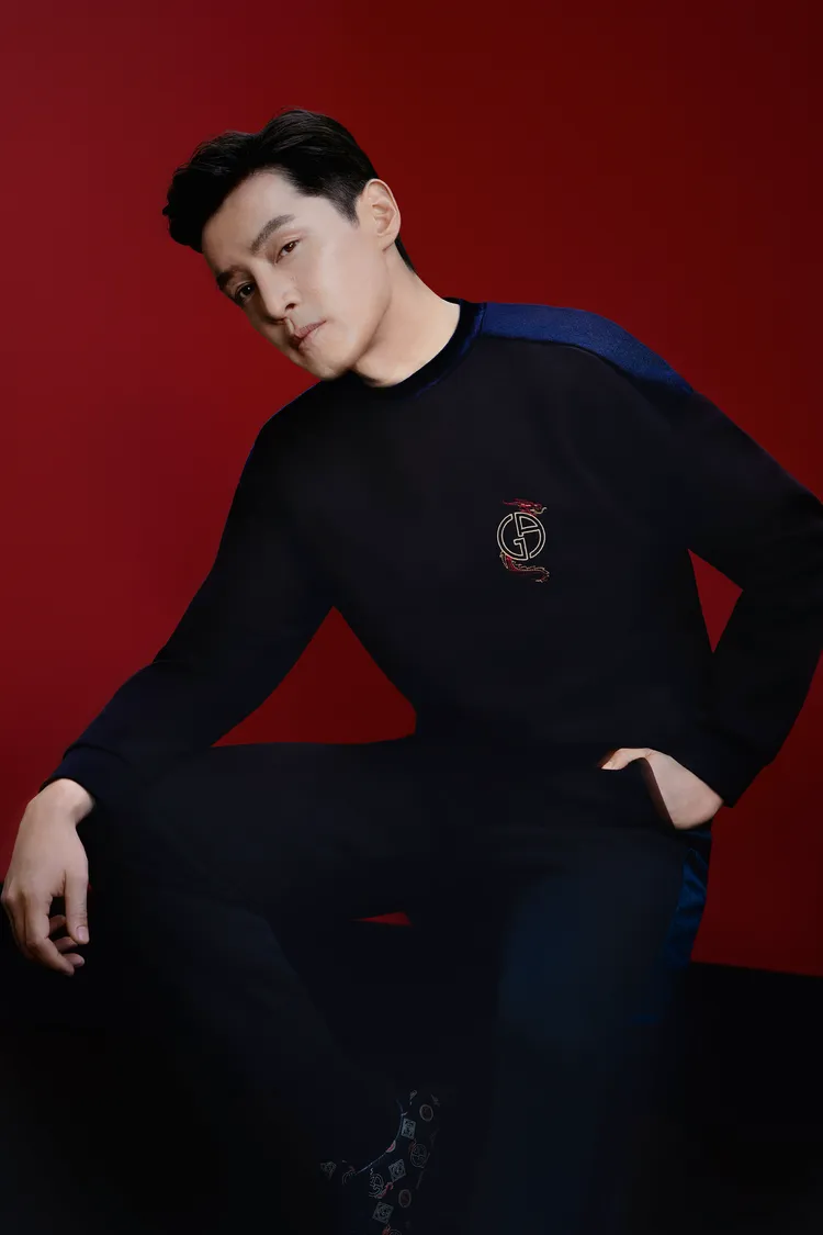 胡歌演繹GA龍年系列男裝，深藍刺繡針織衫4萬6800、深藍繫帶休閒褲5萬3800元。品牌提供