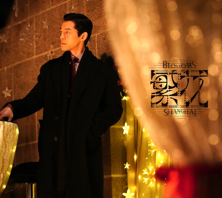 胡歌在《繁花》中身穿GIORGIO ARMANI服裝，展現型男魅力。品牌提供