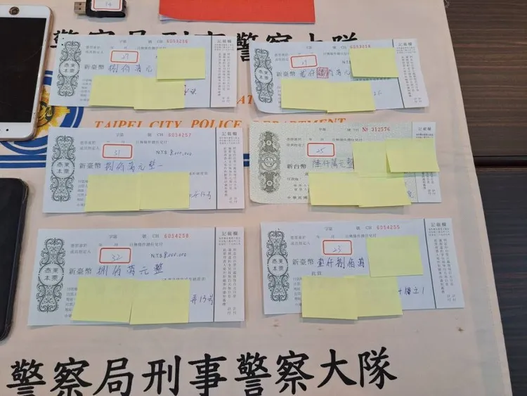 警方查扣本票等證物。翻攝畫面