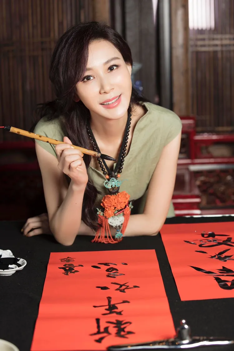 蕭美眉熱愛書法。珍世美學慈善基金會提供