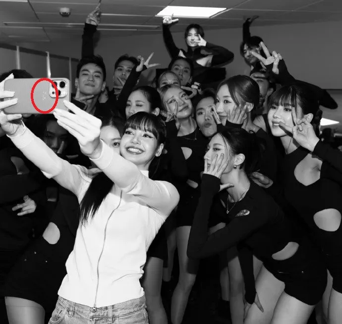 Lisa手機殼上印著疑似緋聞男友Frédéric Arnault（左圖左）的名字縮寫「F.A」（紅圈處）