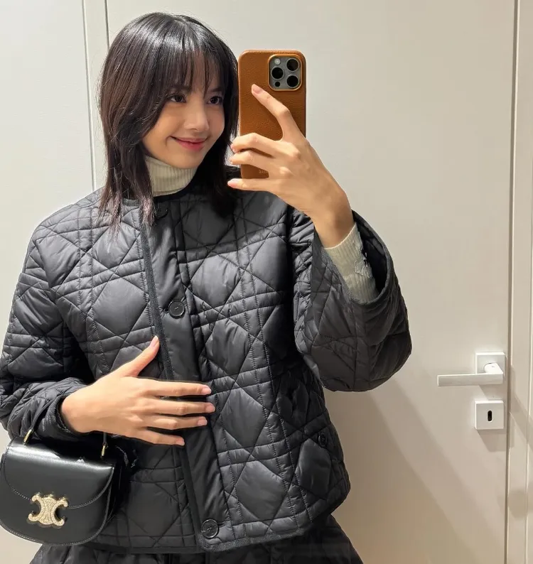 Lisa自拍時巧妙遮住手機殼上的英文字樣。翻攝Lisa的IG