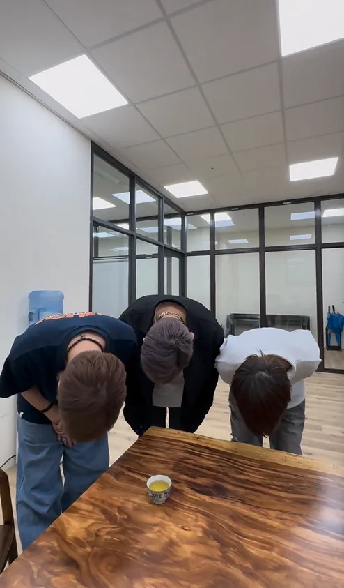 詹姆士(呈)、攝影和老闆鞠躬道歉。翻攝自詹姆士(呈)IG