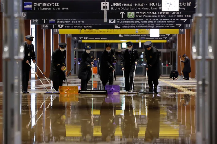 日本JR品川車站今有一婦人遭男子推落軌道受傷；圖為JR金澤站，非今日案發品川站。美聯社