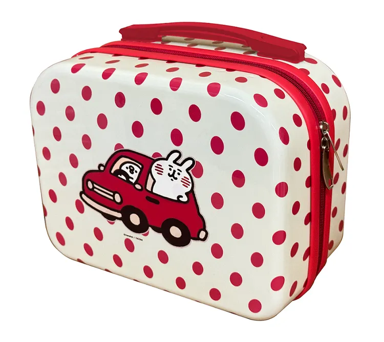 14吋卡娜赫拉的小動物聯名手提箱，於量販通路單筆購買葉黃素精華凍系列商品任3件可獲得一只，美妝通路購買3件加上登錄發票即可獲得。業者提供