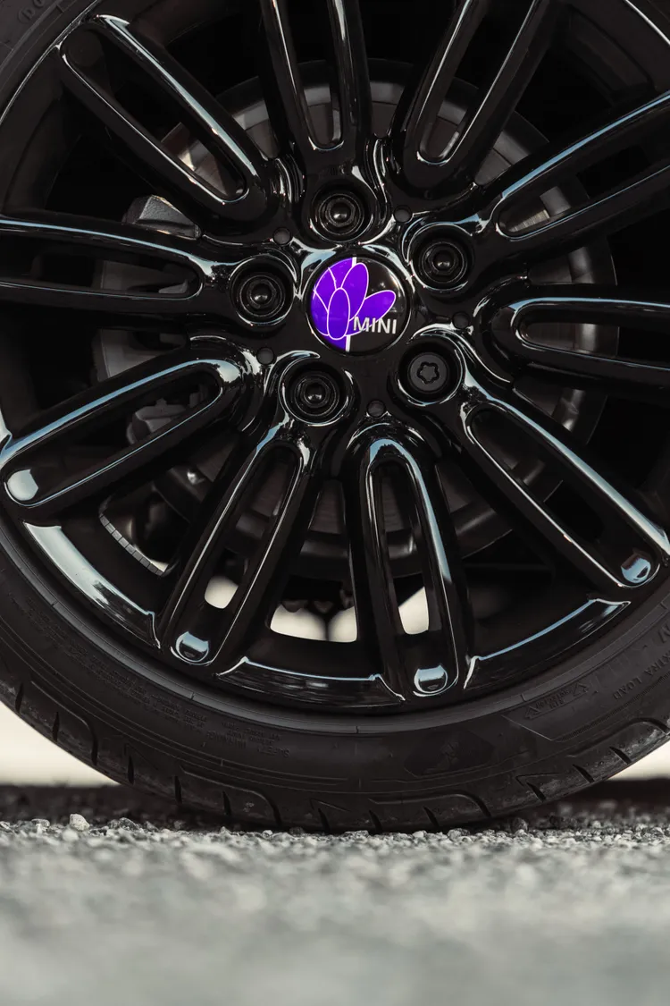 輪圈中心嵌上薰衣草花瓣的懸浮定軸輪圈蓋，每個細節都展現不凡風采。原廠照片