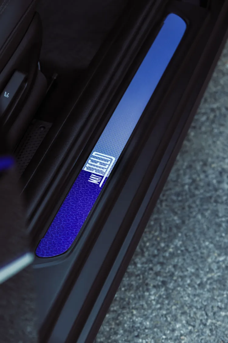  MINI Mayfield Edition專屬迎賓門檻，迎接車主步入專屬的靜謐空間。原廠照片