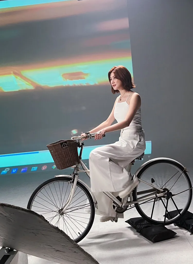 林逸欣在MV中，她更在不斷變化的大量投影前，奮力原地踩腳踏車。鑫羽工作室提供