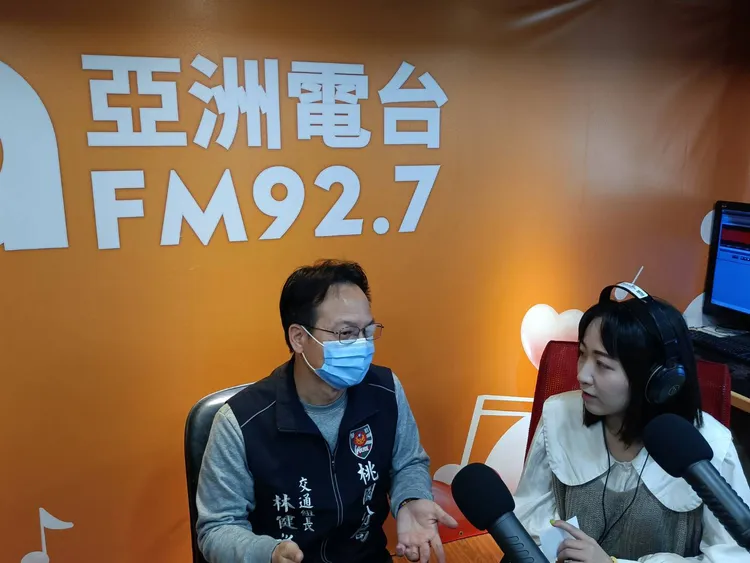 桃園警方上廣播節目進行尾牙勿酒駕宣導。翻攝畫面