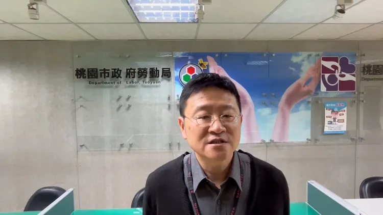 桃園市府勞動局勞資關係科長張哲航。翻攝畫面