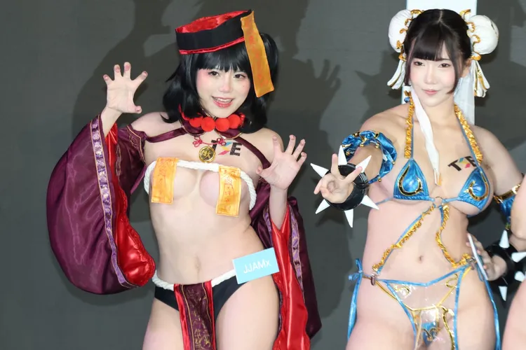 泰國JJAMx（左）及Moiichan以性感比基尼登場。彭欣偉攝