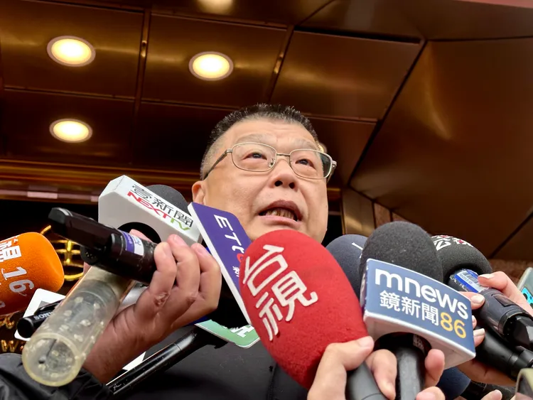 台鐵公司董事長杜微受訪。王良博攝