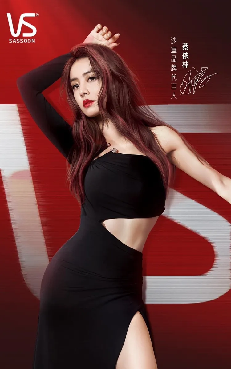 蔡依林曬出辣纖腰。翻攝蔡依林官方粉絲團微博