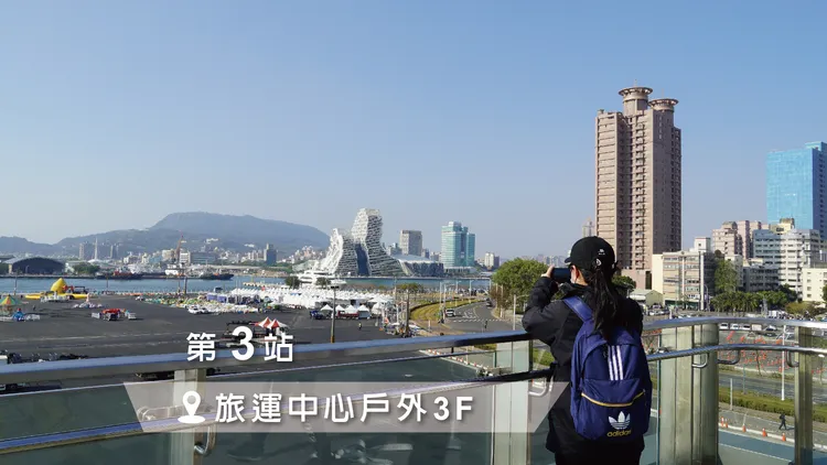 旅運中心戶外3F可以從高處俯瞰小鴨＋高雄愛河灣美景。翻攝《高雄旅遊網》粉絲頁